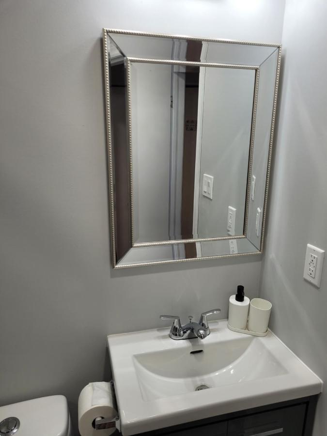 Guest House Basement - Master Bedrooms In Bayview Village Торонто Екстериор снимка