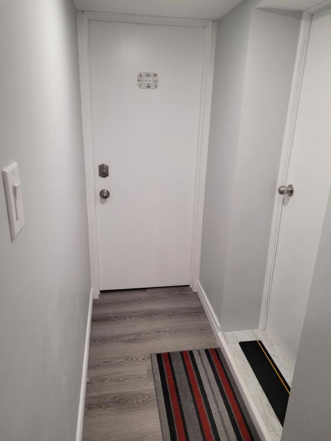 Guest House Basement - Master Bedrooms In Bayview Village Торонто Екстериор снимка