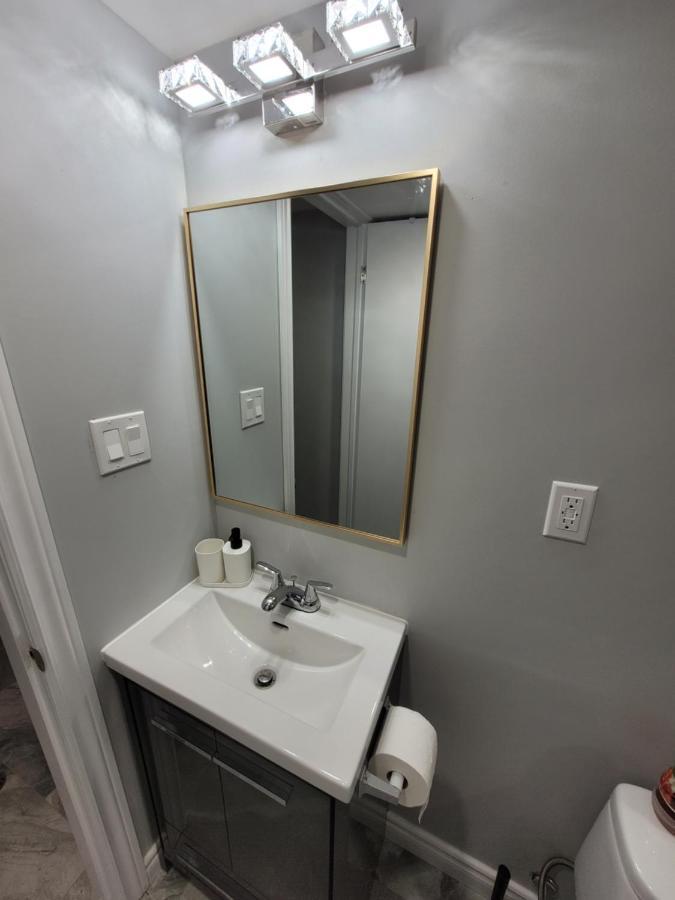 Guest House Basement - Master Bedrooms In Bayview Village Торонто Екстериор снимка